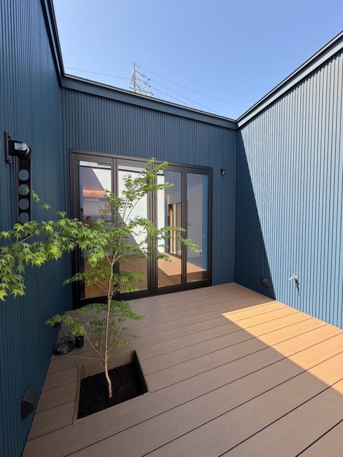 自然と調和しながら暮らす、モダンな平屋